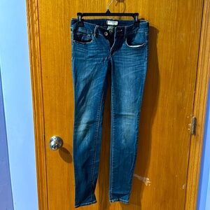 Bullhead black skinniest women’s jean. Medium rinse. Rise is regular.